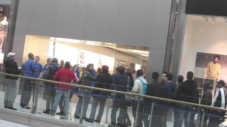 iPhone X için İstanbul'da gece yarısı kuyrukları oluştu iPhone X için İstanbul'da gece yarısı kuyrukları oluştu