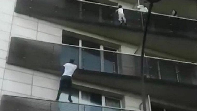 Balkondan sarkan çocuğun babası Pokemon Go oynuyormuş.. Balkondan sarkan çocuğun babası Pokemon Go oynuyormuş..