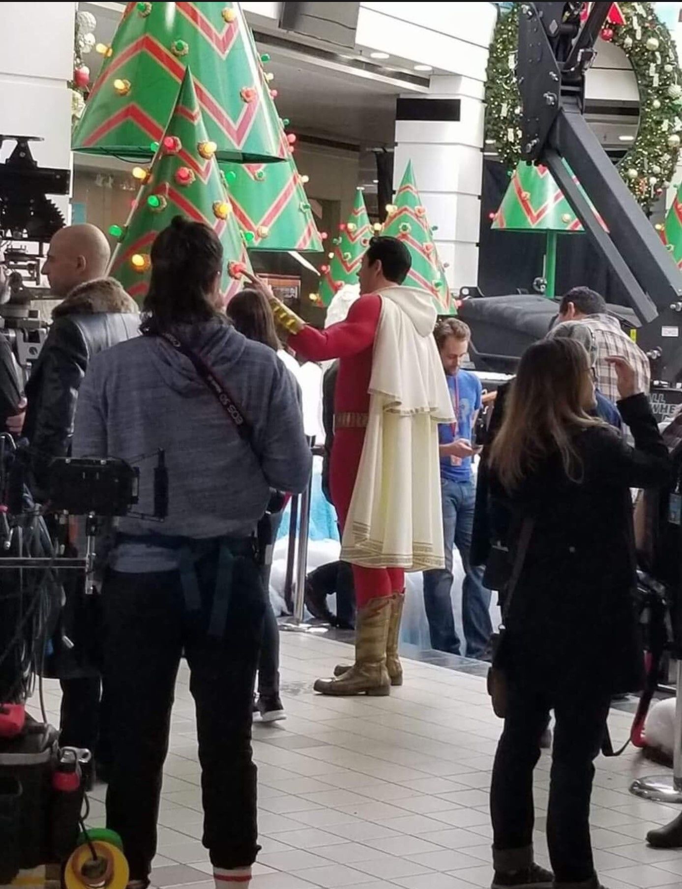 Zachary Levi'nin Shazam! kostümünden ilk görüntüler sızdı - 1 Zachary Levi'nin Shazam! kostümünden ilk görüntüler sızdı - 1