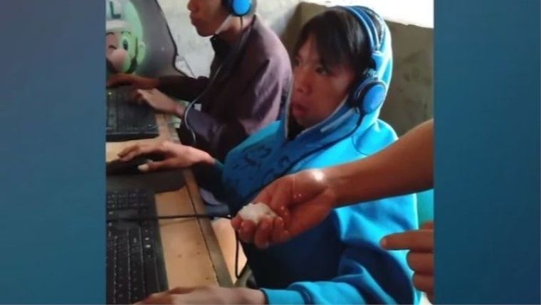 Oyun oynayan zombi çocuğu annesi PC başında besliyor Oyun oynayan zombi çocuğu annesi PC başında besliyor