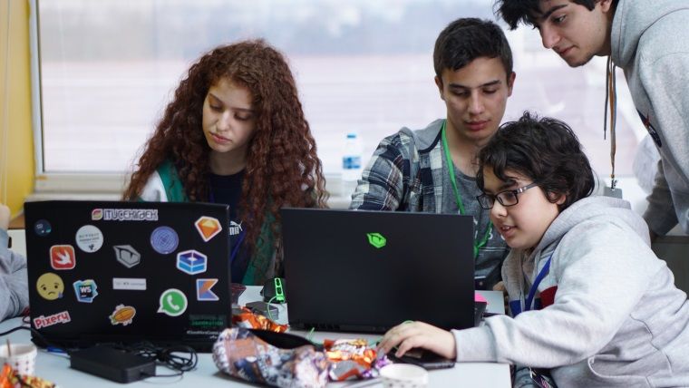Geleceğin Girişimcileri Hayallerindeki E-Spor Oyununu Tasarladı Geleceğin Girişimcileri Hayallerindeki E-Spor Oyununu Tasarladı