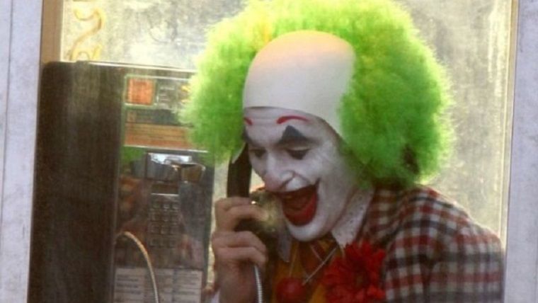 Yeni görüntülerde Joker, o çılgın gülüşünü bir kez daha gösterdi Yeni görüntülerde Joker, o çılgın gülüşünü bir kez daha gösterdi