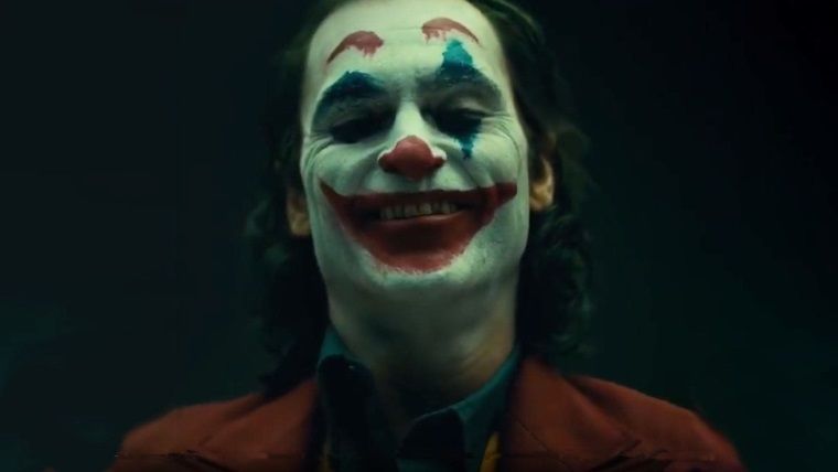 Joker kostümü giyen adam polislere zor anlar yaşattı Joker kostümü giyen adam polislere zor anlar yaşattı
