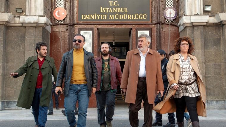 Ölümlü Dünya ekibinden yeni film: Cinayet Süsü geliyor! Ölümlü Dünya ekibinden yeni film: Cinayet Süsü geliyor!