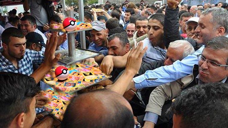 Pokemon kartı almak için birbirlerini ezdiler Pokemon kartı almak için birbirlerini ezdiler