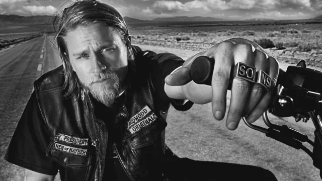 Charlie Hunnam Sons of Anarchy Ekibini Yeniden Bir Araya Getiriyor