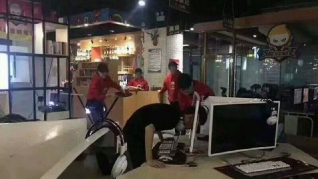 Yenilen oyuncu monitöre kafa attı, kafası sıkıştı! - 1 Yenilen oyuncu monitöre kafa attı, kafası sıkıştı! - 1