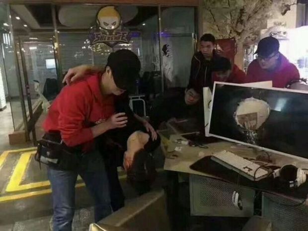 Yenilen oyuncu monitöre kafa attı, kafası sıkıştı! - 2 Yenilen oyuncu monitöre kafa attı, kafası sıkıştı! - 2