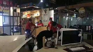 Yenilen oyuncu monitöre kafa attı, kafası sıkıştı!
