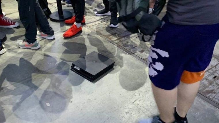 Sony'e sinirlenip halka açık alanda PS4 parçalayan oyuncu Sony'e sinirlenip halka açık alanda PS4 parçalayan oyuncu