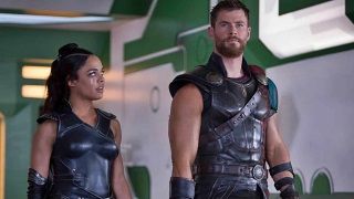 Tessa Thompson: “Chris Hemsworth Kaslı Bir Bebek Gibi!”