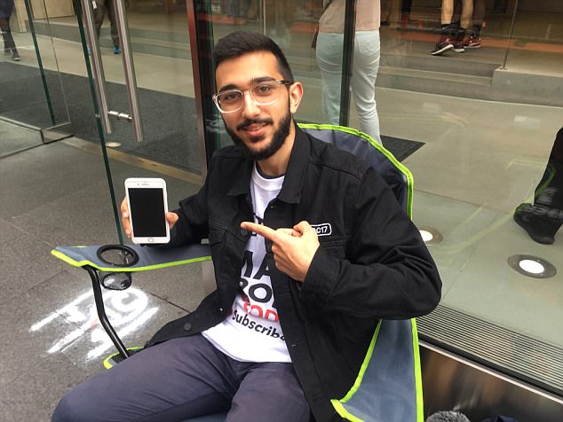 Avusturalyalı genç, 50 bin dolar karşılığında iPhone 8 sırasını satmadı Avusturalyalı genç, 50 bin dolar karşılığında iPhone 8 sırasını satmadı