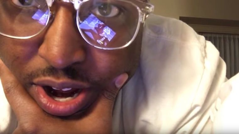 Youtuber'dan efsane hareket: Boks maçını gözlük camından izletti Youtuber'dan efsane hareket: Boks maçını gözlük camından izletti