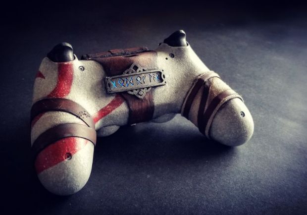 God of War temalı DualShock 4 şahane duruyor - 2 God of War temalı DualShock 4 şahane duruyor - 2
