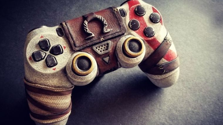 God of War temalı DualShock 4 şahane duruyor God of War temalı DualShock 4 şahane duruyor