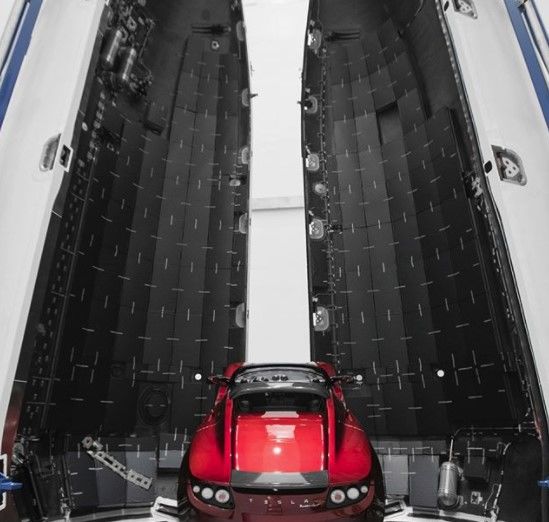 Elon Musk, Mars'a göndereceği arabasının fotoğrafını paylaştı - 1 Elon Musk, Mars'a göndereceği arabasının fotoğrafını paylaştı - 1