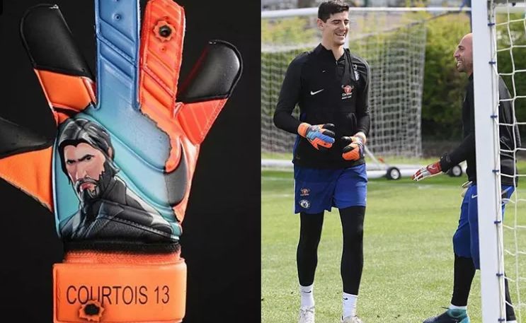 Chelsea'nin kalecisi Fortnite işlemeli eldiven kullanmaya başladı Chelsea'nin kalecisi Fortnite işlemeli eldiven kullanmaya başladı