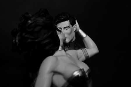 Superman & Wonder Woman The Kiss Statue (Figür İnceleme) - 3 Superman & Wonder Woman The Kiss Statue (Figür İnceleme) - 3